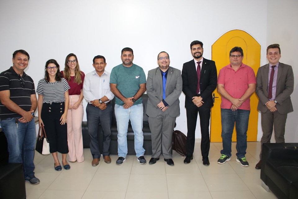 Prefeito reúne com novos defensores públicos do estado.
